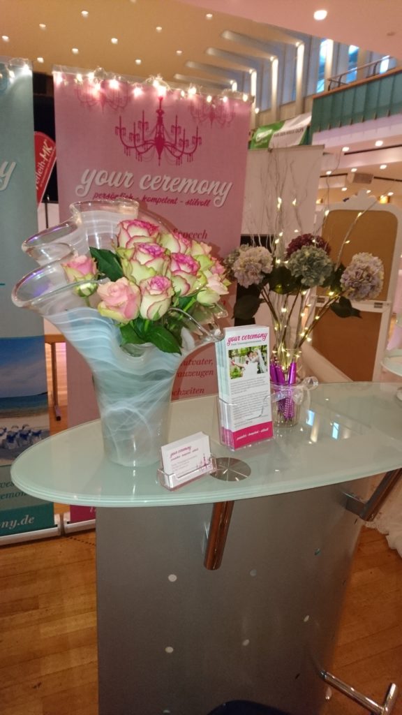 Blumen und Theke auf der Hochzeitsmesse Olpe